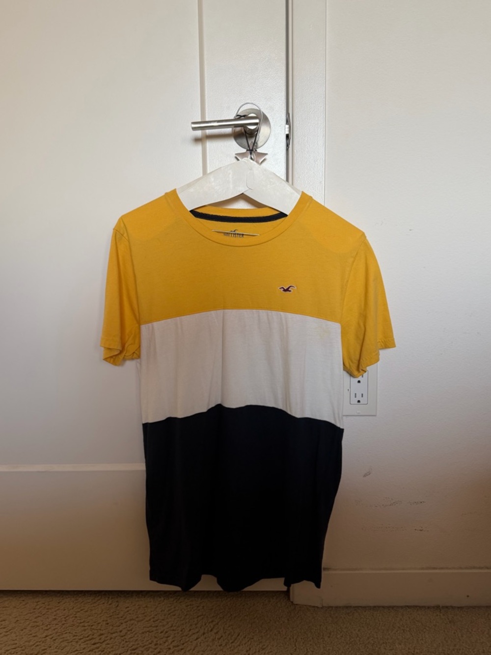 Hollister Men’s Yellow White Black Block Crew Tee